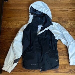 Columbia Two-Tone Black and White Hooded Jacket never worn excellent condition